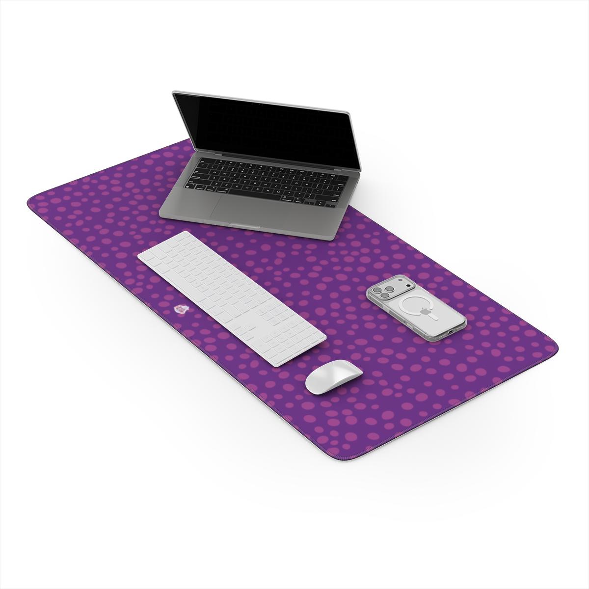 Sous-main de bureau motif dalmatien violet, en situation sur un bureau
